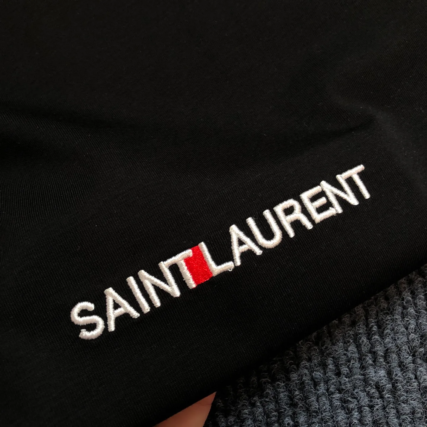 Saint Laurent 2026ss New Arrival logo T ⚠ ⚠ ⚠ Quality Same Style ， ， ， 210G Versatile Quality : Black White Size : S ～ XXL S : 104 69 41.5 17.5 M : 108 71 43 18 L : 112 73 44.5 18.5 XL : 116 75 46 19 XXL : 120 77 47.5 19.5
